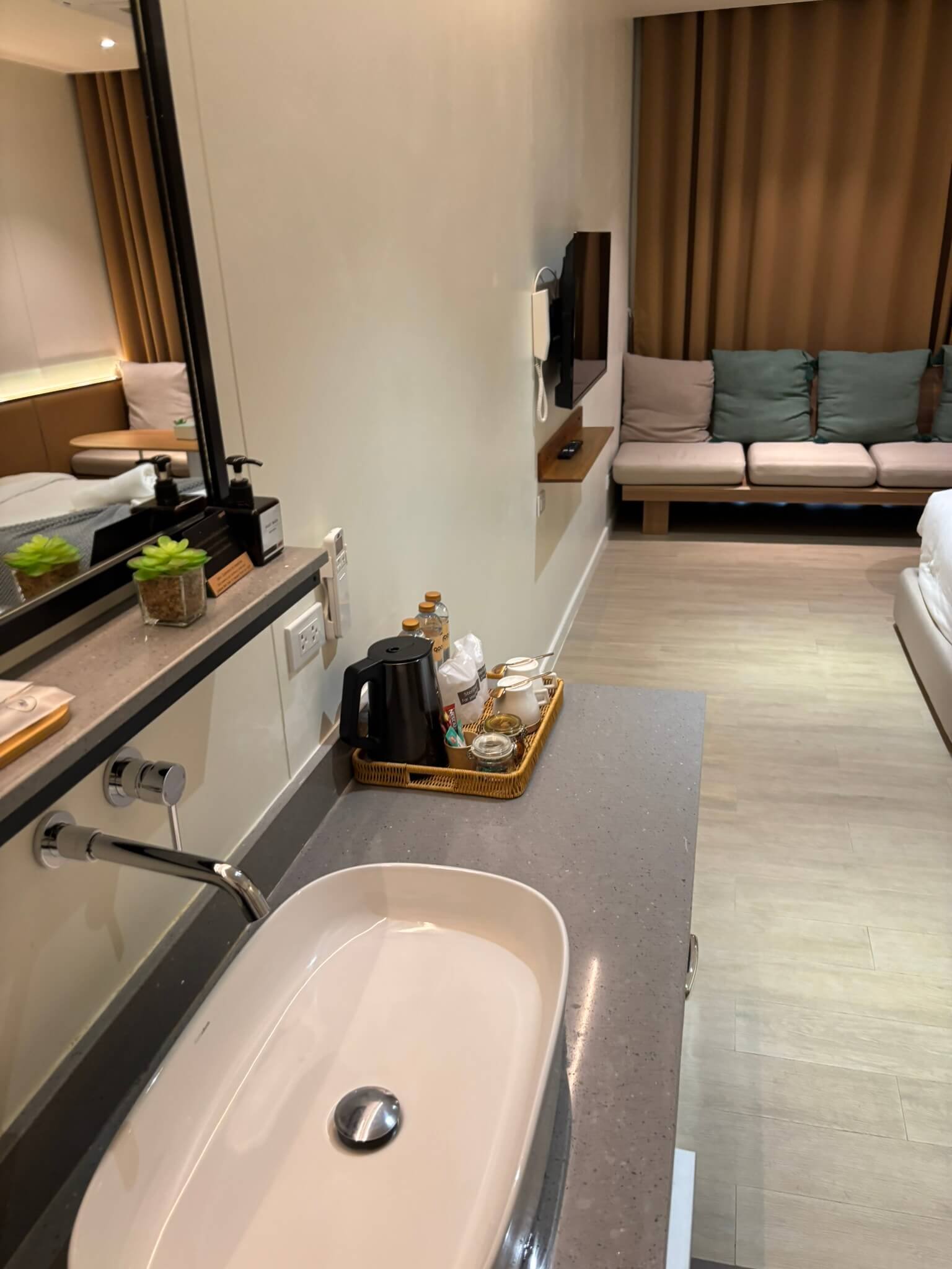 GOOD Nakhonsawan Hotel room with twin beds