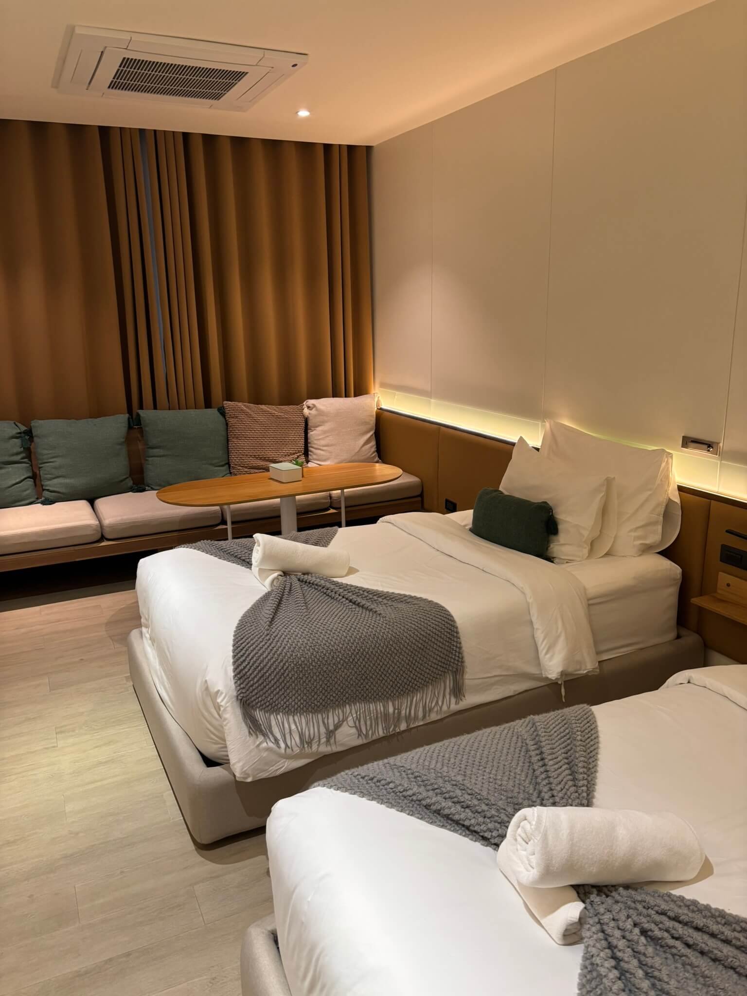 GOOD Nakhonsawan Hotel room desk and amenities