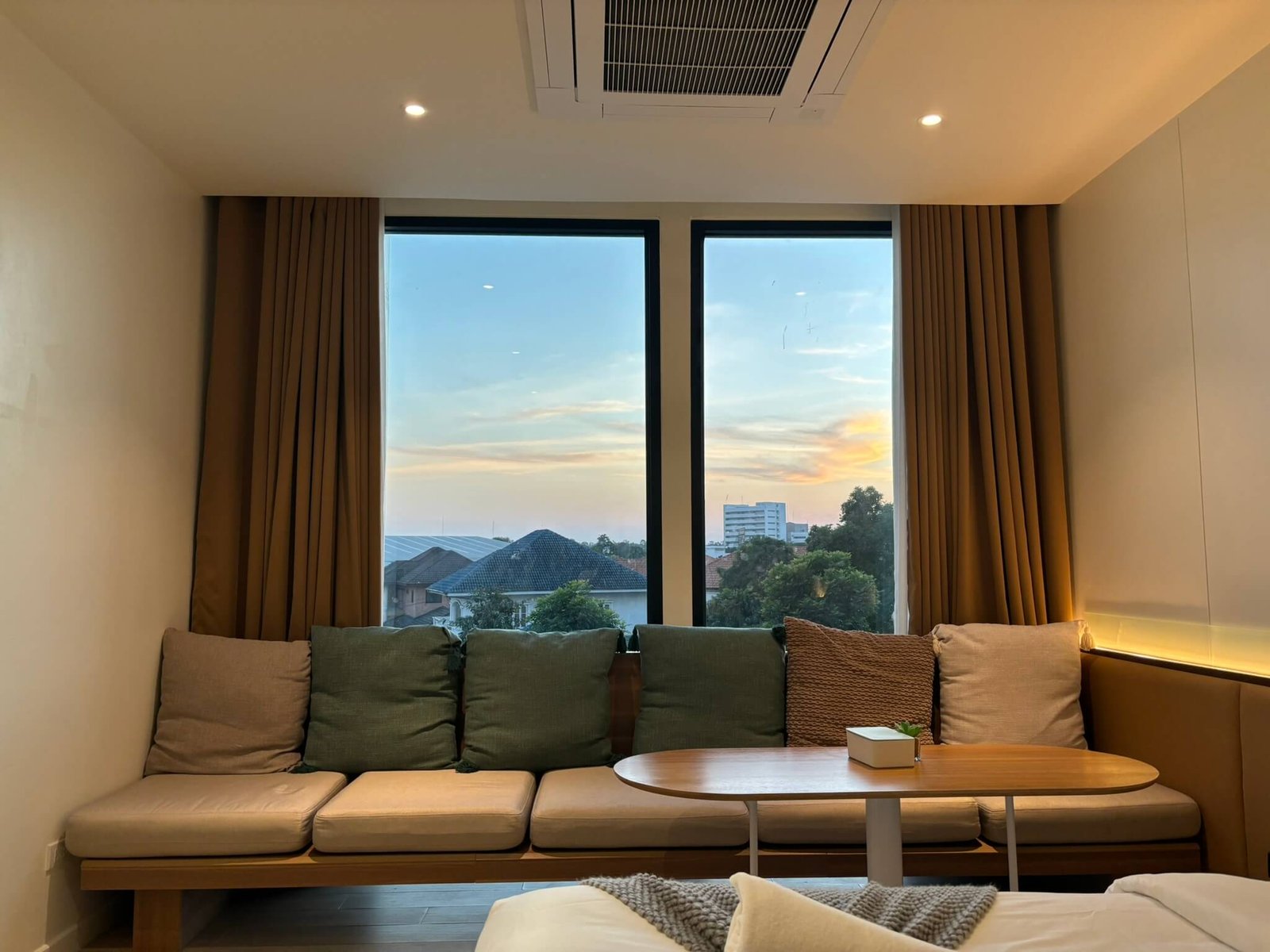 GOOD Nakhonsawan Hotel room with curtains drawn