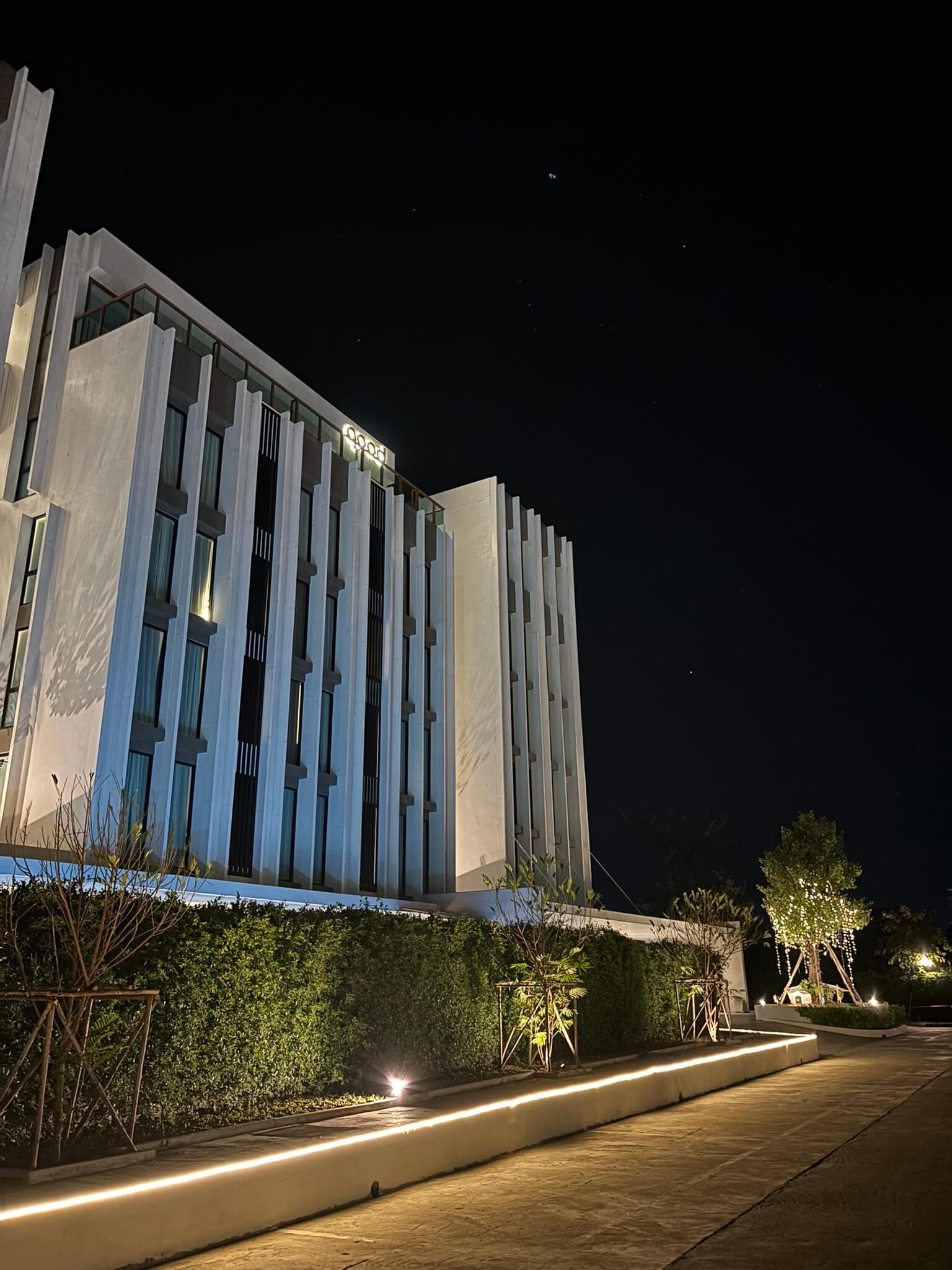 GOOD Nakhonsawan Hotel exterior and pool area