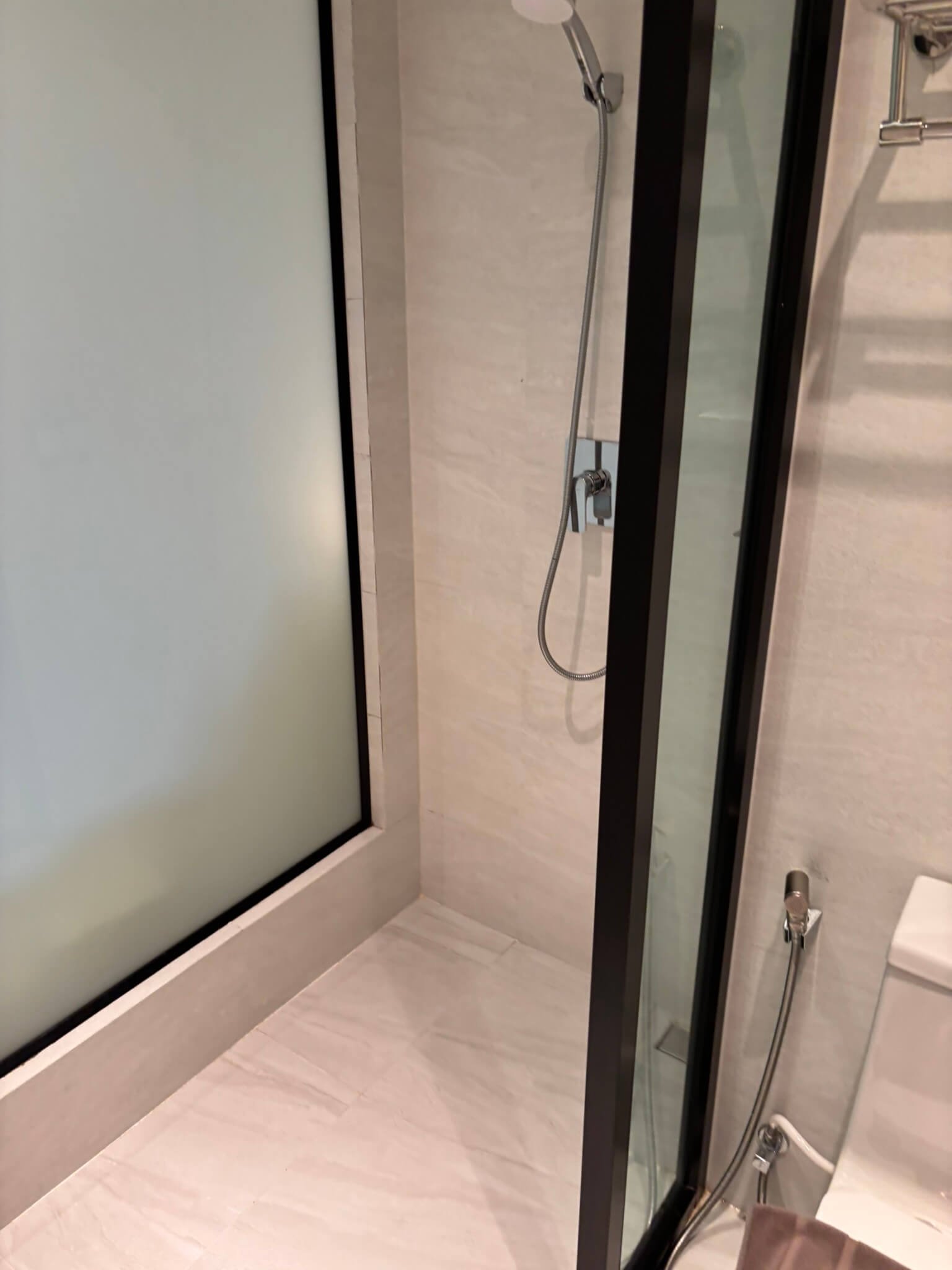 GOOD Nakhonsawan Hotel bathroom with shower