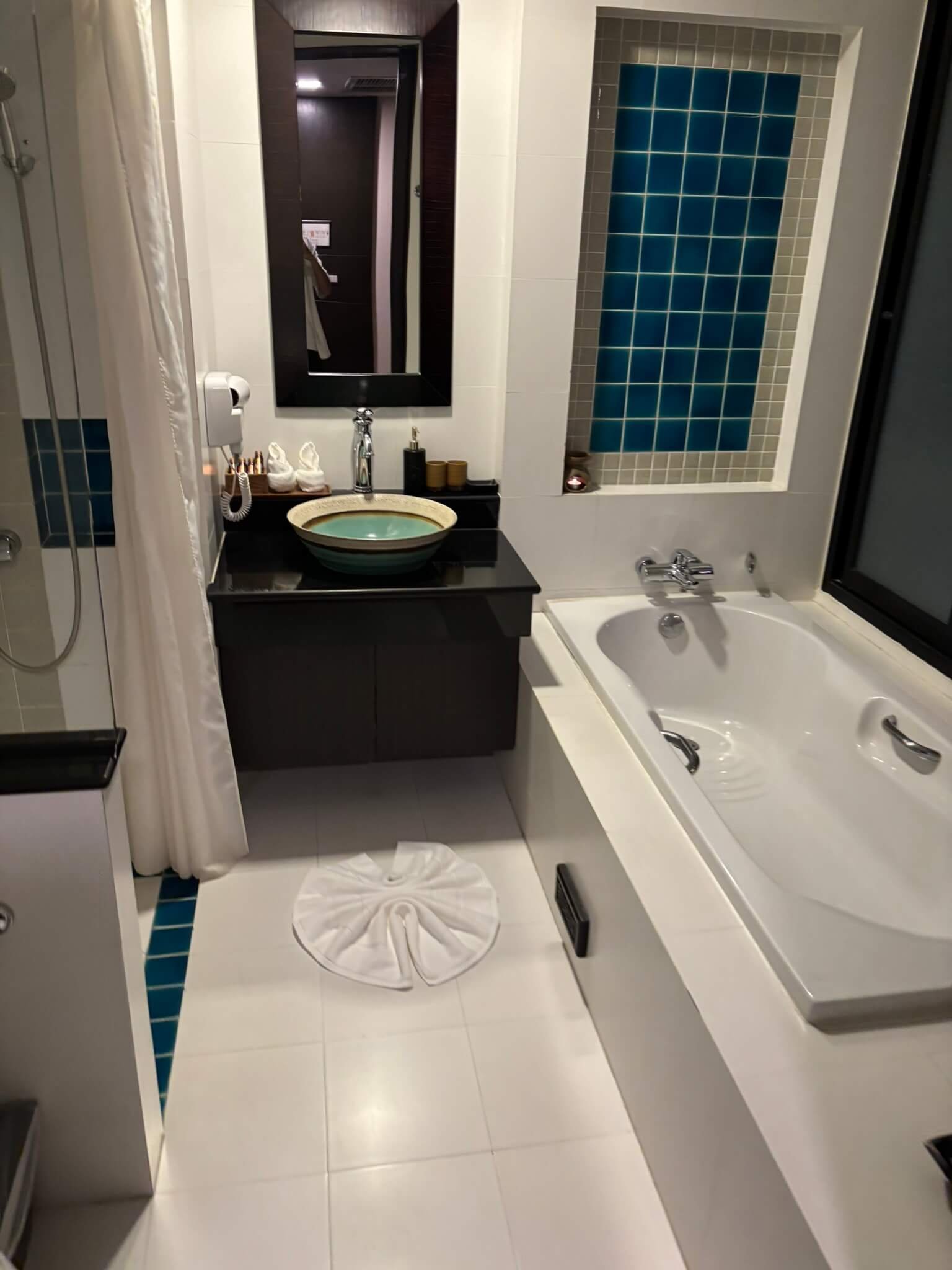 Yodia Heritage Hotel bathroom with bathtub