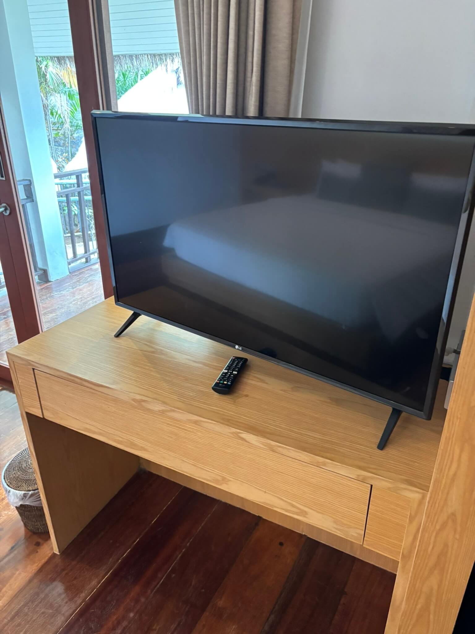 TV and entertainment area in Coral Cliff Beach Resort room