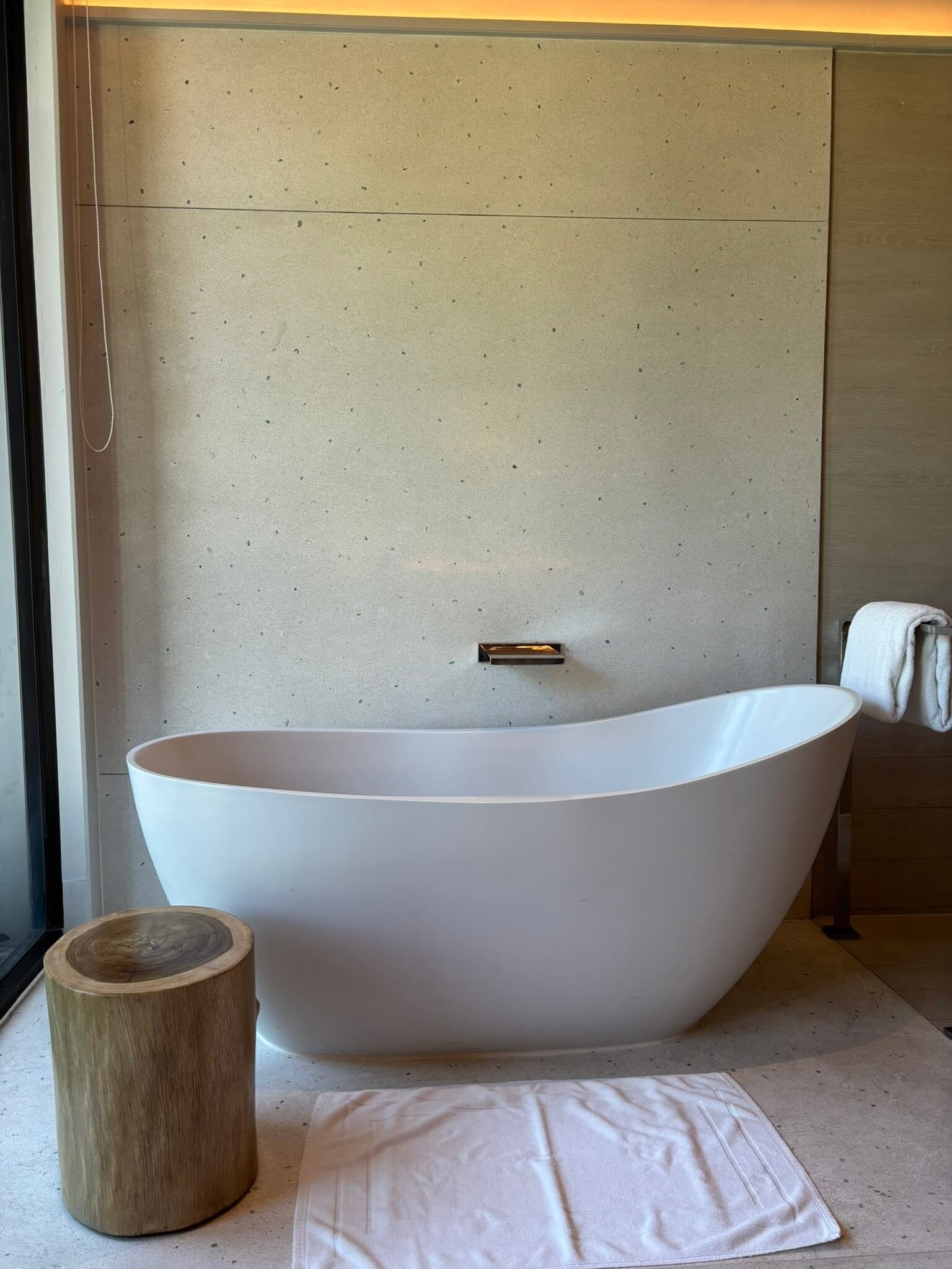 Standalone bathtub in the Hyatt Regency Koh Samui room