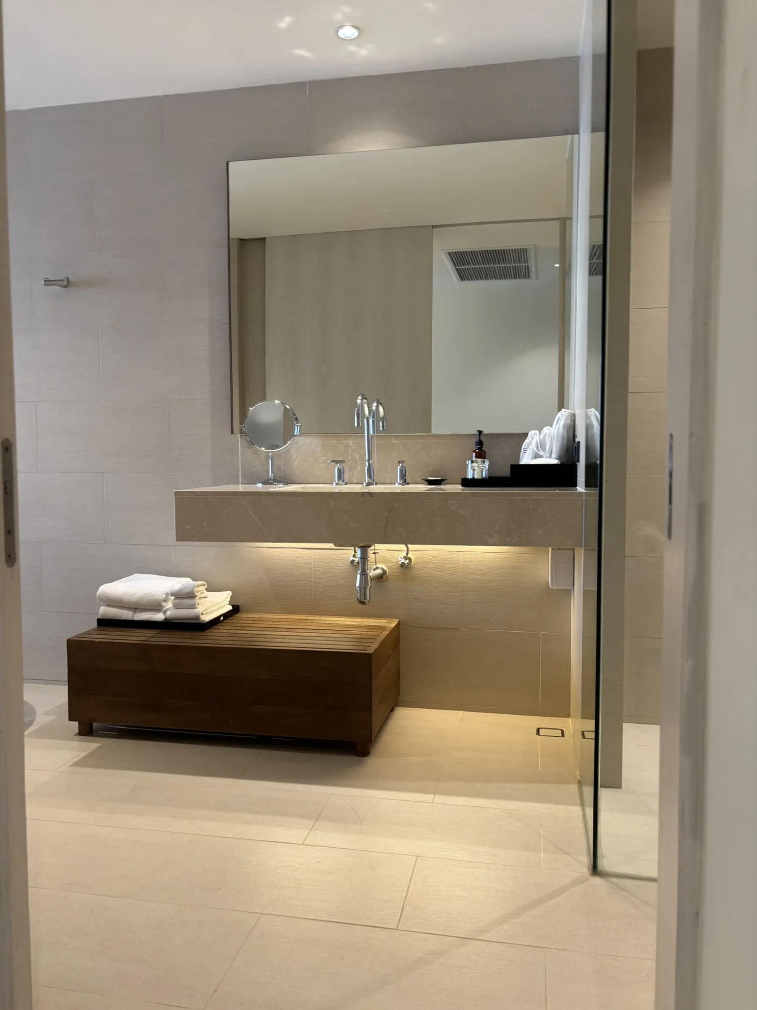 Bathroom with marble sink at Ana Anan Pattaya