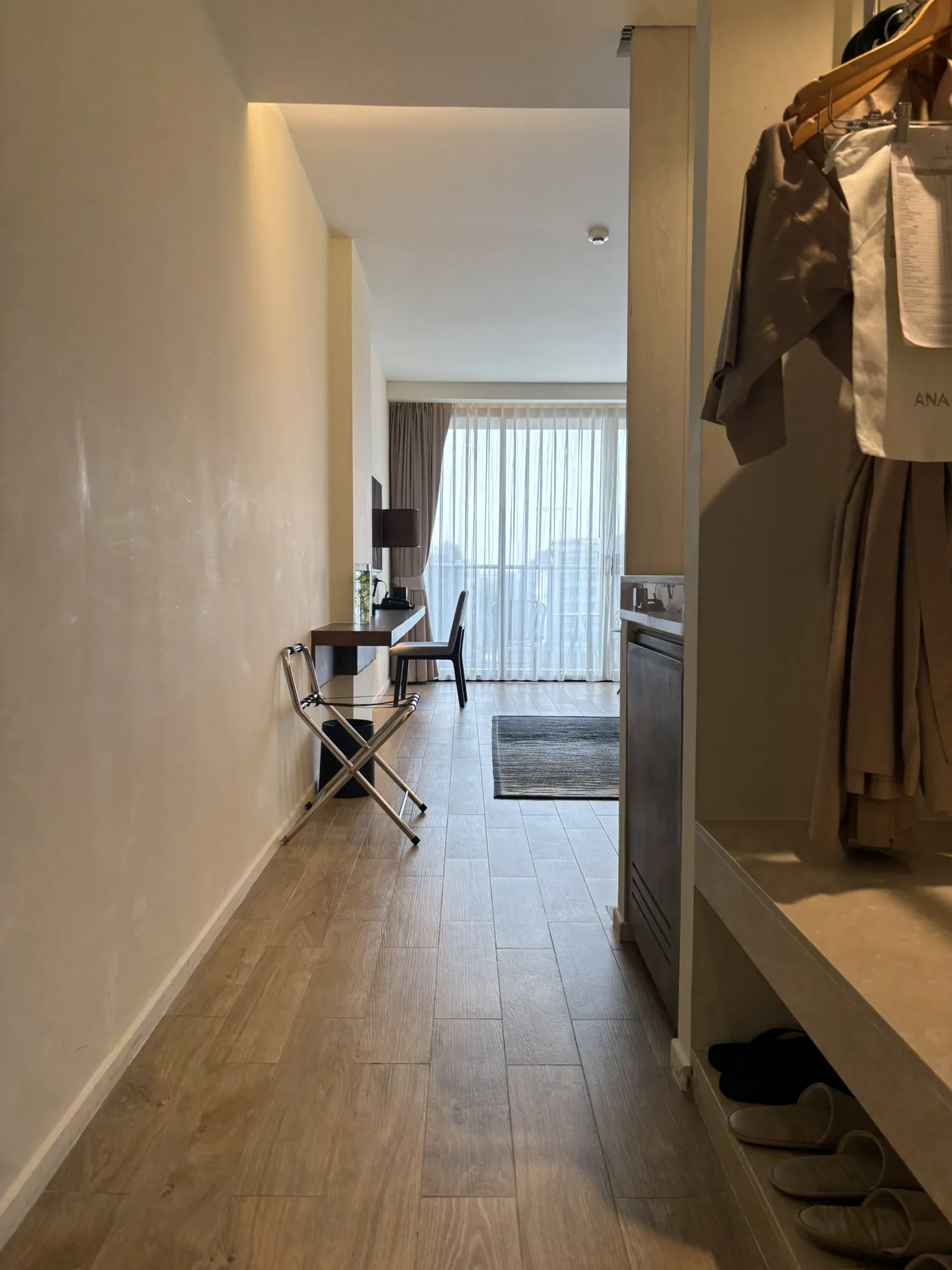 Ana Anan Resort Pattaya review - Sea View Grand Deluxe King room interior with king bed and large windows