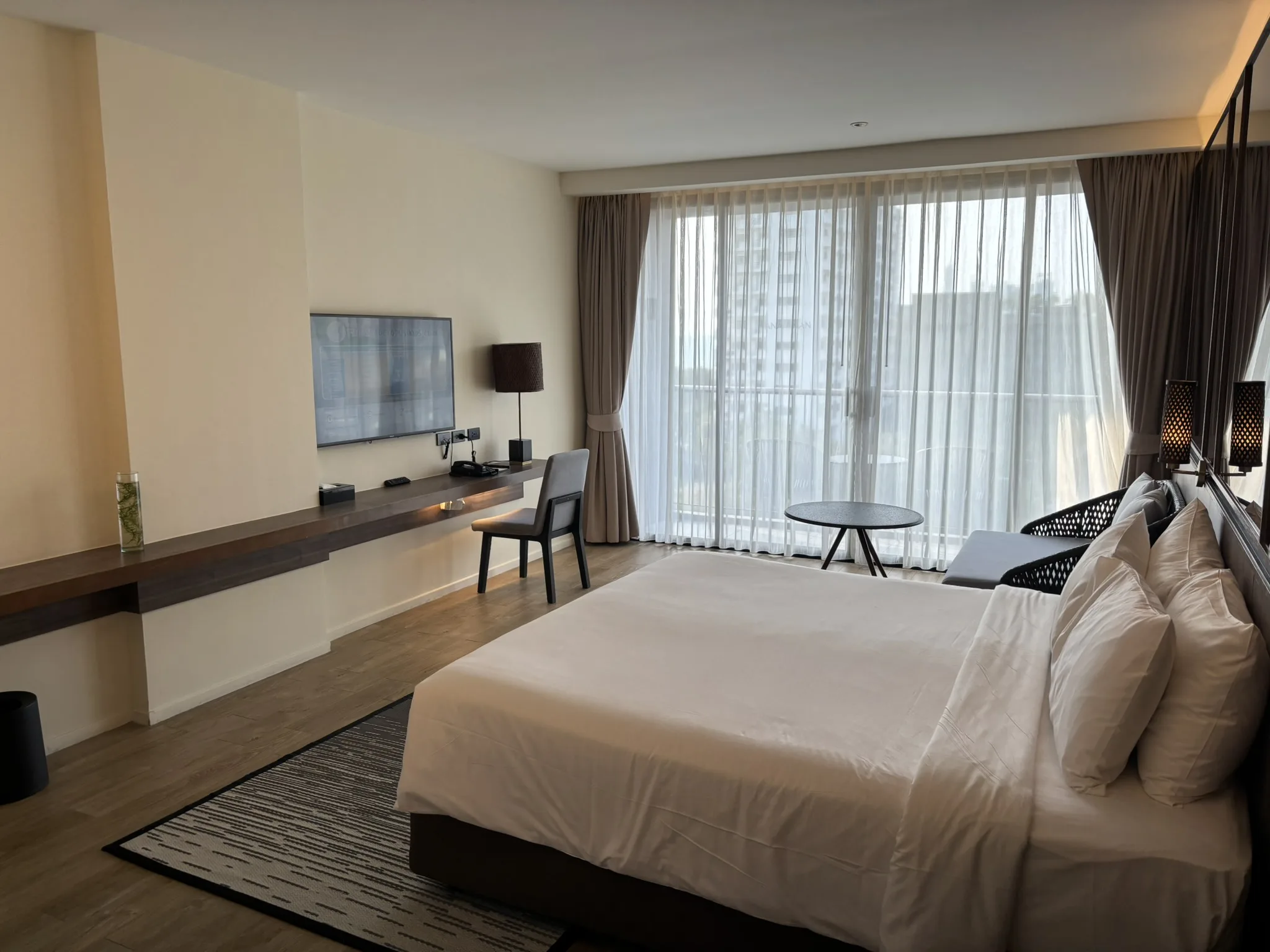 Guest room with king bed at Ana Anan Pattaya