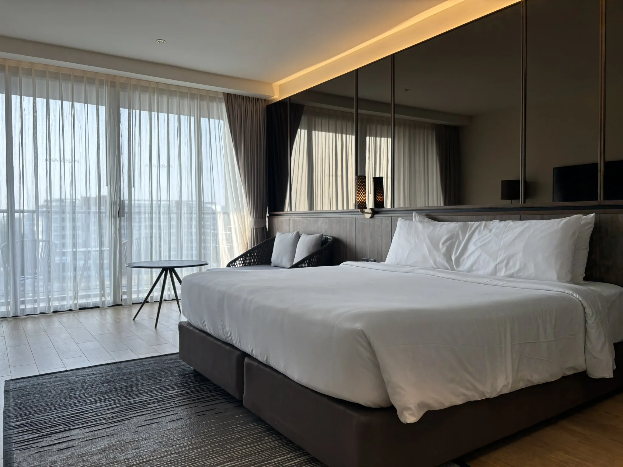 King bedroom with mirrored headboard at Ana Anan Pattaya