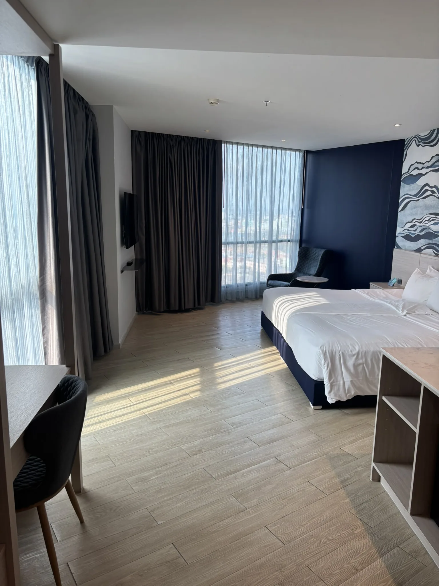 Brighton Hotel Pattaya corner ocean view room interior