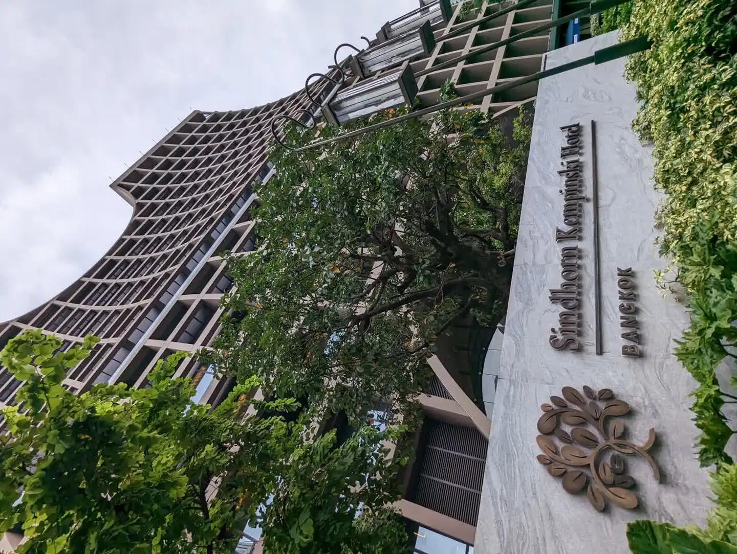 Sindhorn Kempinski Hotel Bangkok exterior